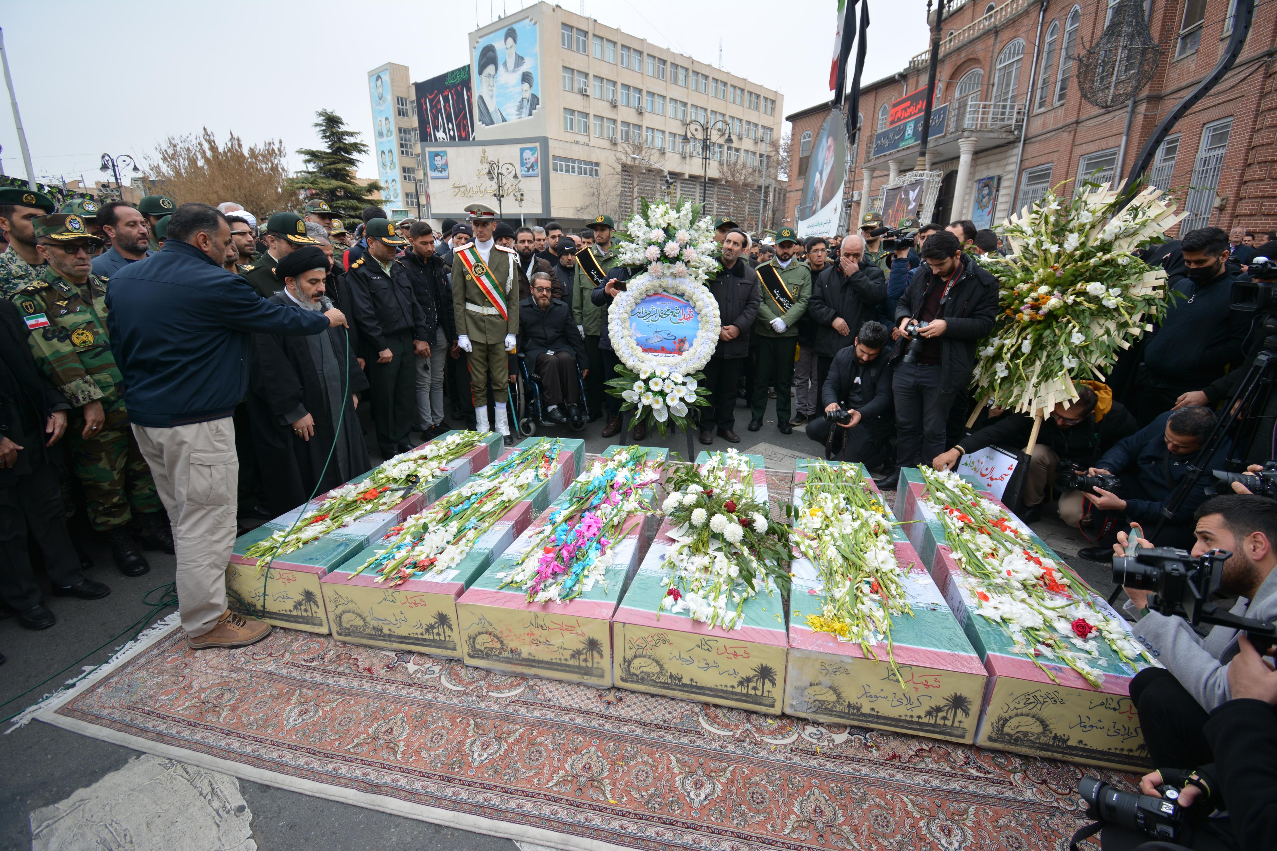 پیکر ۶ شهید گمنام دوران دفاع مقدس در ارومیه تشییع شد