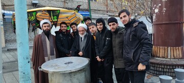 تصاویر/ برپایی ایستگاه صلواتی به مناسبت شهادت حضرت زهرا(س) به همت اساتید و طلاب مدرسه علمیه مهدوی و ایلچی تهران