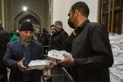 تصاویر/ توزیع غذای متبرک حضرت در حرم مطهر رضوی