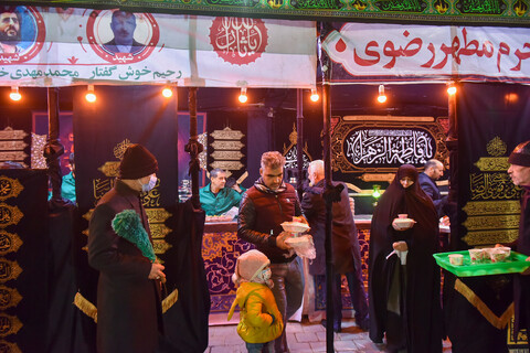 تصاویر/ توزیع غذای متبرک حضرت در حرم مطهر رضوی