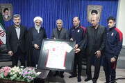 تصاویر/ اهدای پیراهن تیم ملی فوتبال ساحلی به امام جمعه بوشهر