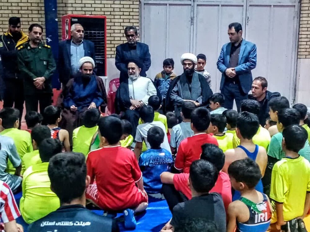 حضور امام جمعه ابرکوه در جمع نونهالان ورزشکار 