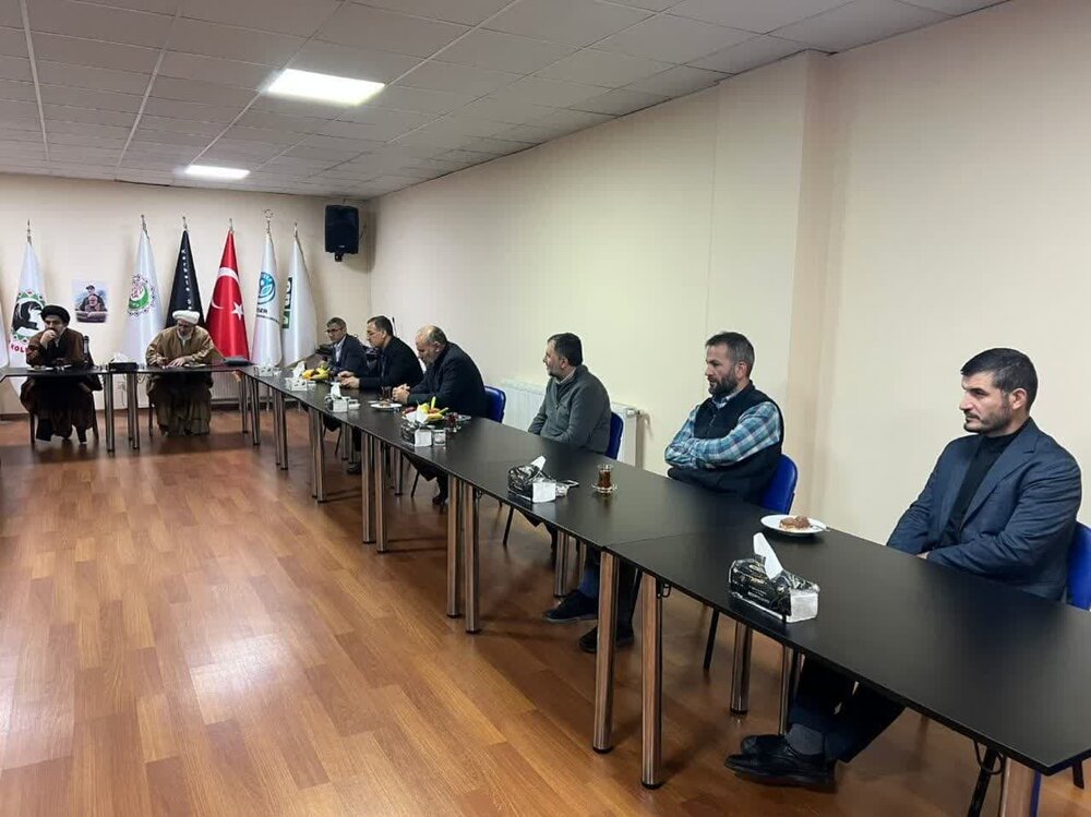 بازدید نماینده ولی فقیه در آذربایجان غربی از دفتر موسسه کوثر در استانبول + عکس