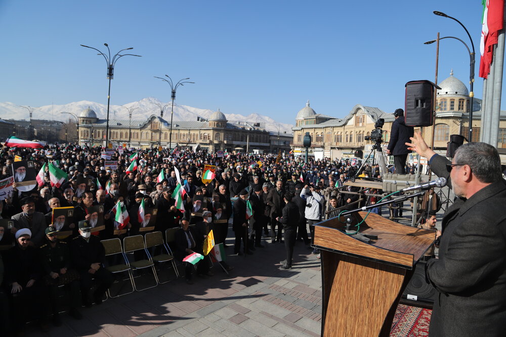 حضور متفاوت امام جمعه جوان همدان در تجمع ۹ دی + عکس