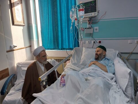 عیادت آیت الله اعرافی در بیمارستان از حجت الاسلام دهقانی
