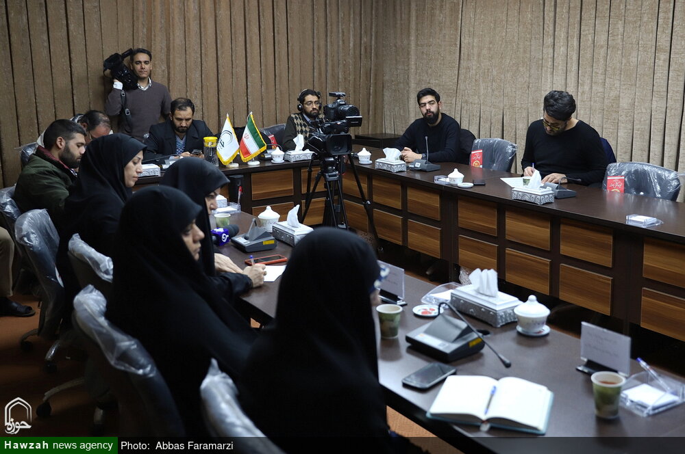 جشنواره تولیدات هنری و رسانه ای عفاف و حجاب آغاز به کار کرد/ رونمایی از کتاب «دور برگردان»