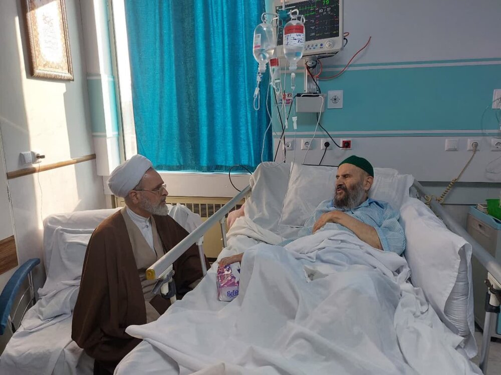 حضور آیت الله اعرافی در بیمارستان و عیادت از حجت الاسلام دهقانی+ عکس