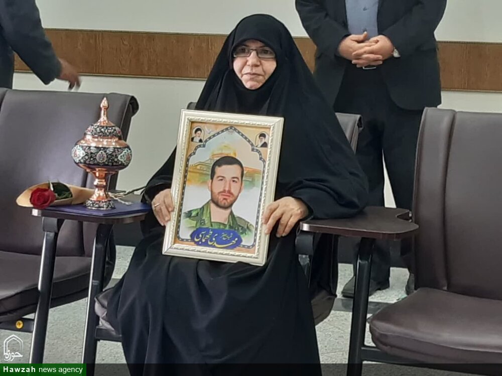  مادران و همسران شهدای کاشان تجلیل شدند | حسینی: صندلی مسئولان خون بهای شهدا است