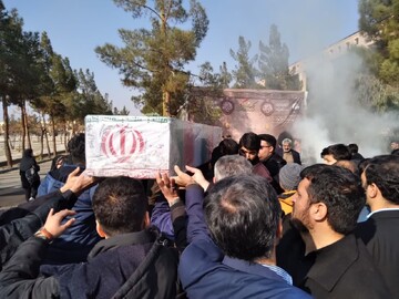 پیکر شهید گمنام در دانشگاه آزاد اسلامی واحد کاشان تشییع شد