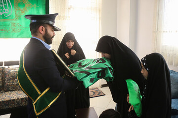 تصاویر/ تکریم خانواده شهید شهروز مظفری‌نیا توسط خادمان حرم حضرت معصومه(س)