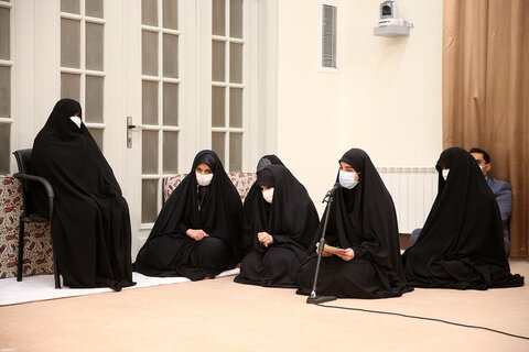 بالصور/ لقاء عائلة الفريق الشهيد قاسم سليماني ولجنة إحياء ذكراه مع الإمام الخامنئي