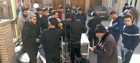 تصاویر/ پخت ۴۰۰ غذای گرم و ایستگاهی صلواتی مدرسه علمیه طالبیه تبریز