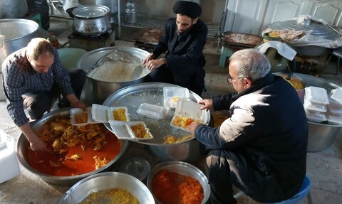 تصاویر/ پخت ۴۰۰ غذای گرم و ایستگاهی صلواتی مدرسه علمیه طالبیه تبریز