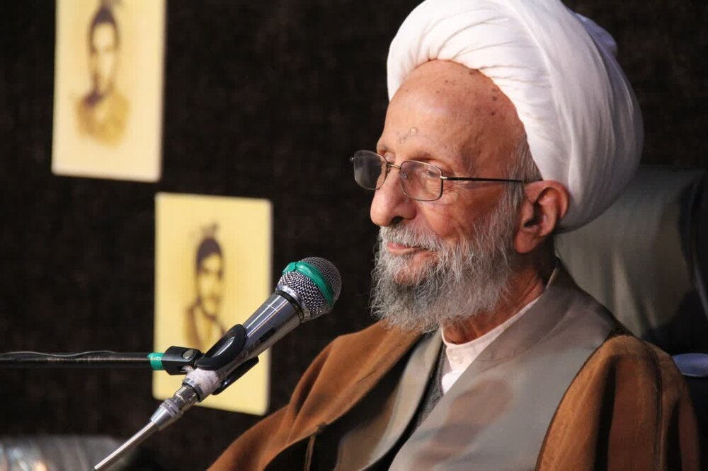 حضور آیت الله مصباح یزدی در مدرسه حقانی در سال 1398 حضور آیت الله مصباح یزدی در مدرسه حقانی در سال 1398