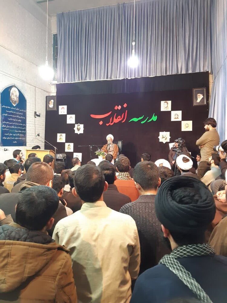 حضور آیت الله مصباح یزدی در مدرسه حقانی در سال 1398 حضور آیت الله مصباح یزدی در مدرسه حقانی در سال 1398