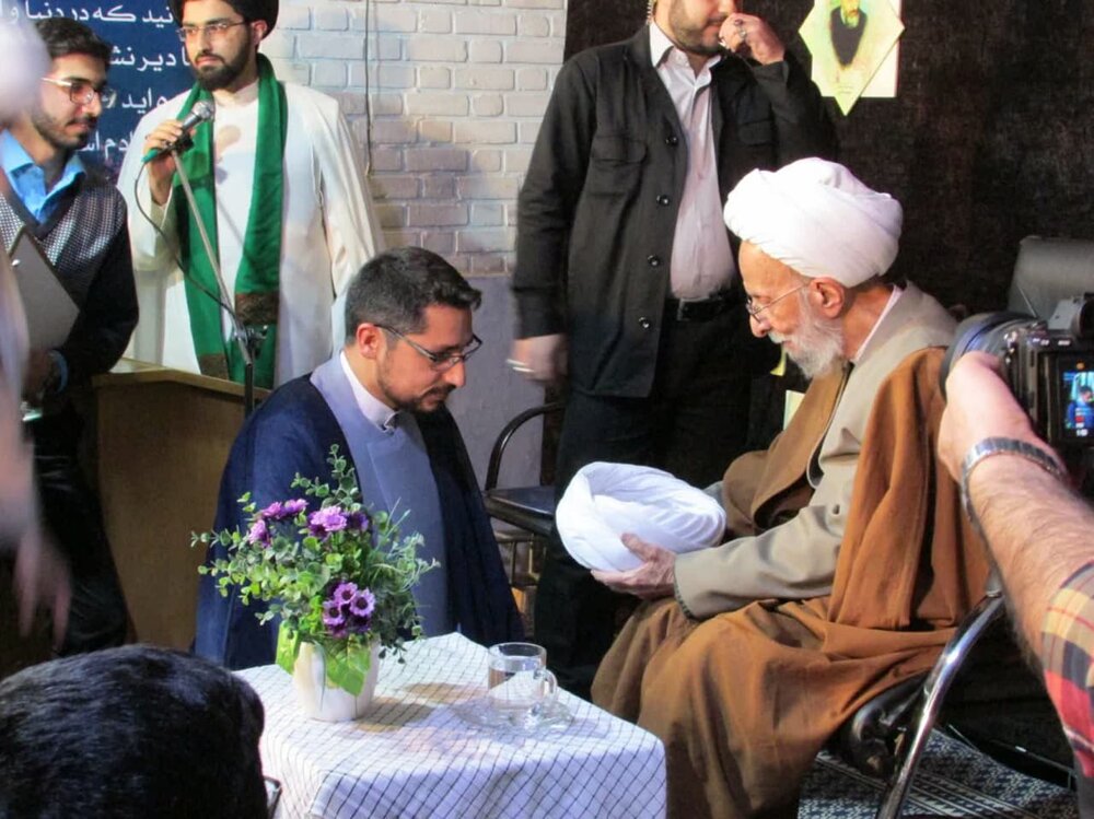 حضور آیت الله مصباح یزدی در مدرسه حقانی در سال 1398 حضور آیت الله مصباح یزدی در مدرسه حقانی در سال 1398