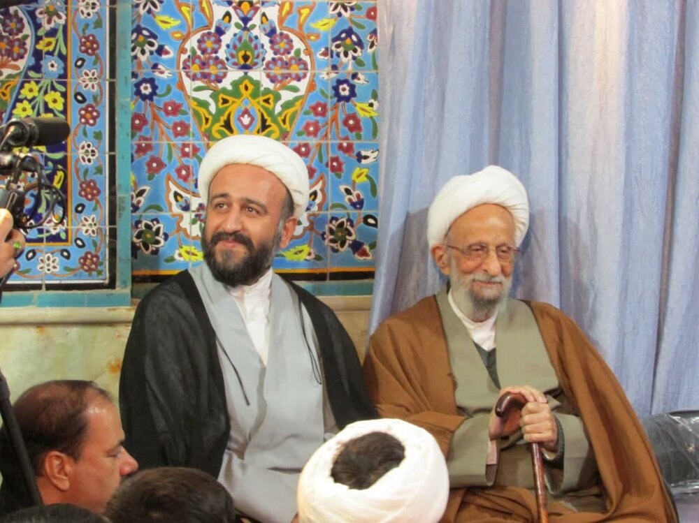 حضور آیت الله مصباح یزدی در مدرسه حقانی در سال 1398 حضور آیت الله مصباح یزدی در مدرسه حقانی در سال 1398