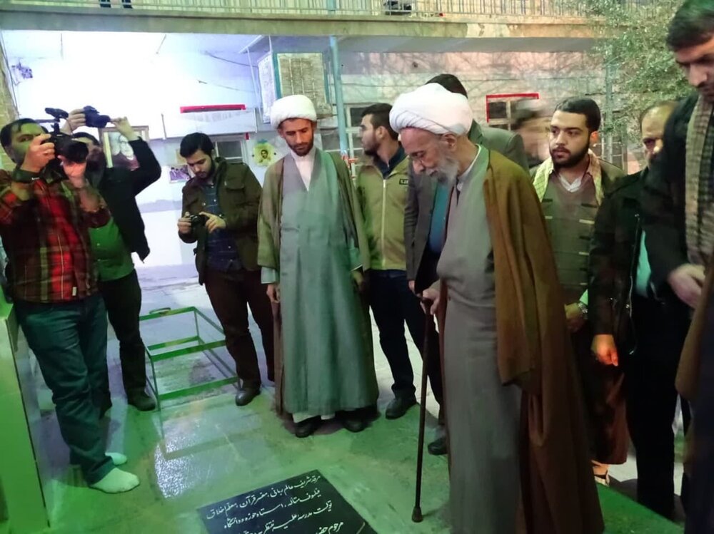 حضور آیت الله مصباح یزدی در مدرسه حقانی در سال 1398 حضور آیت الله مصباح یزدی در مدرسه حقانی در سال 1398