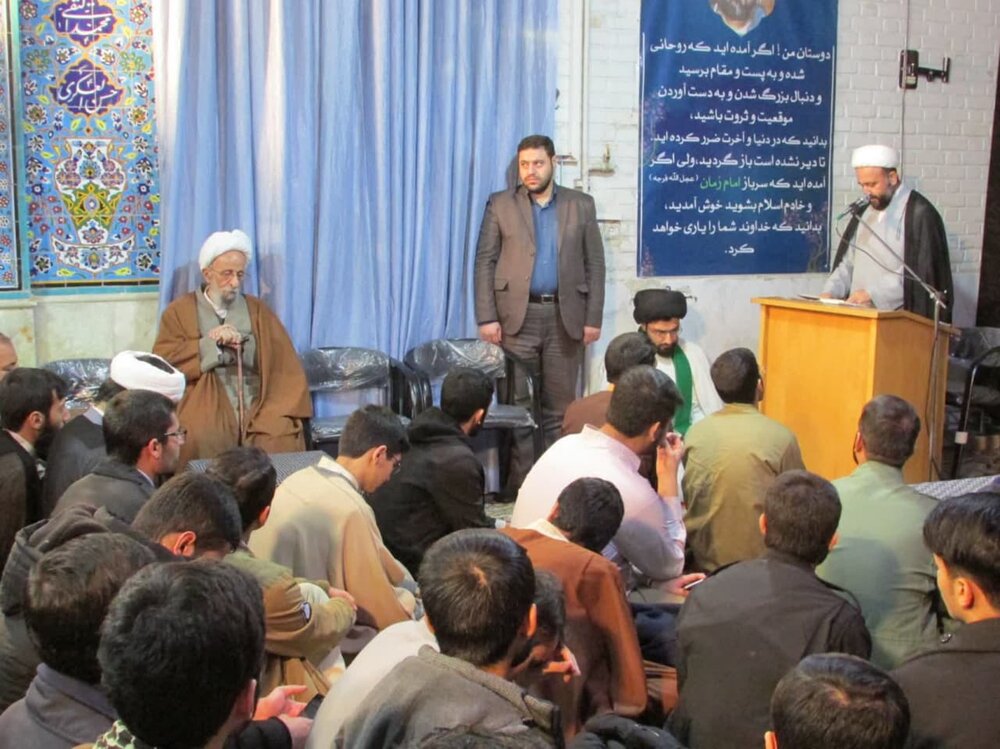 حضور آیت الله مصباح یزدی در مدرسه حقانی در سال 1398 حضور آیت الله مصباح یزدی در مدرسه حقانی در سال 1398