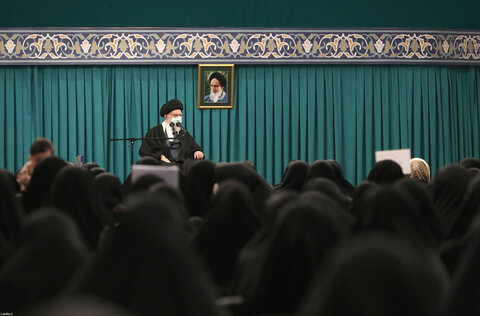بالصور/ لقاء جمع من النّساء النّخب في البلاد مع قائد الثورة الإسلامية
