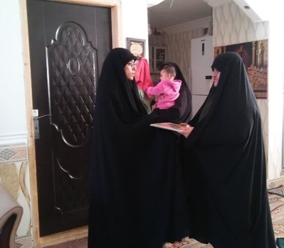 بانوان حوزوی با خانواده شهید سراوانی دیدار کردند