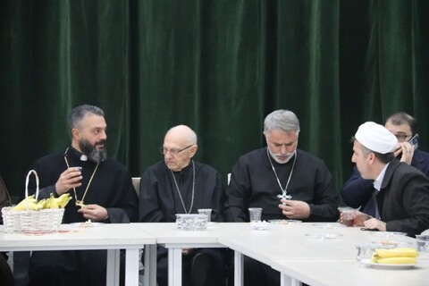 تصاویر/ دیدار جمعی از مسئولین آذربایجان غربی به همراه مشاور رئیس جمهور با کشیش های کلیسای شرق آشور و جمعی از مسیحیان