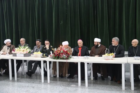 تصاویر/ دیدار جمعی از مسئولین آذربایجان غربی به همراه مشاور رئیس جمهور با کشیش های کلیسای شرق آشور و جمعی از مسیحیان