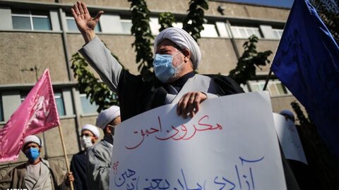 تجمع طلاب و مردم انقلابی تهران مقابل سفارت فرانسه