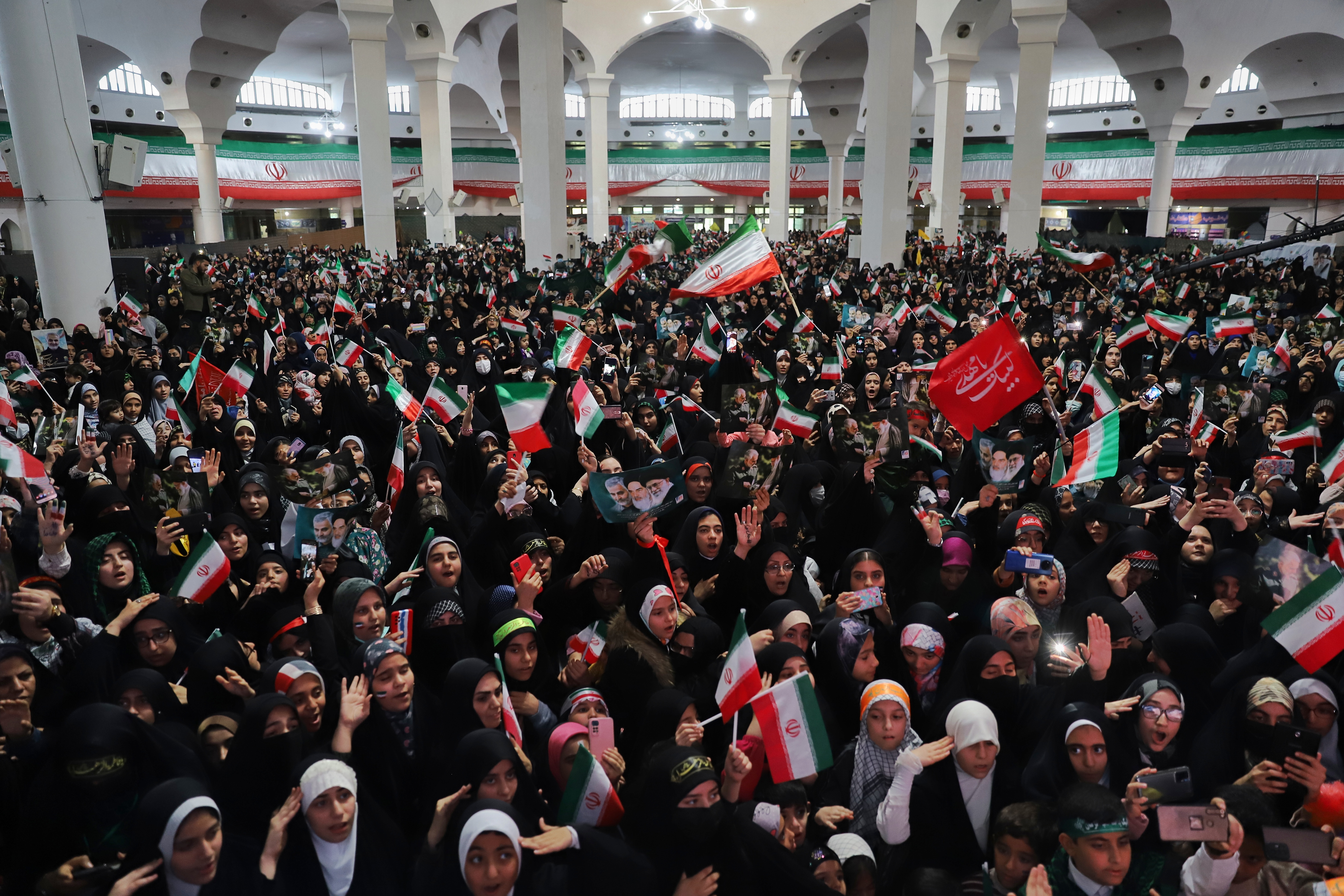 تصاویر/ اجتماع بزرگ دختران حاج قاسم در مصلای قدس قم