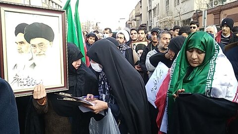 تصاویر/ تجمع حوزویان و مردم تهران مقابل سفارت فرانسه در محکومیت اهانت نشریه فرانسوی