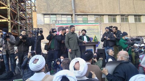 تصاویر/ تجمع حوزویان و مردم تهران مقابل سفارت فرانسه در محکومیت اهانت نشریه فرانسوی