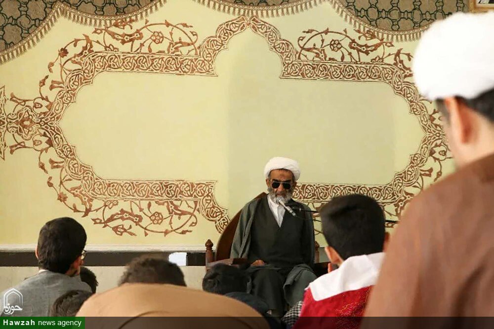 برگزاری جلسه درس اخلاق در مدرسه علمیه آیت الله بهاری (ره) + عکس