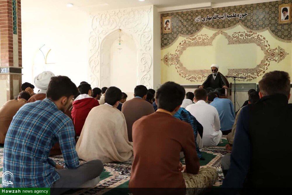 برگزاری جلسه درس اخلاق در مدرسه علمیه آیت الله بهاری (ره) + عکس