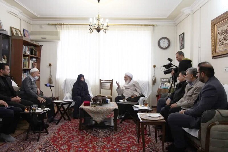 امام جمعه کرمانشاه با خانواده شهیدان رضایی دیدار کرد