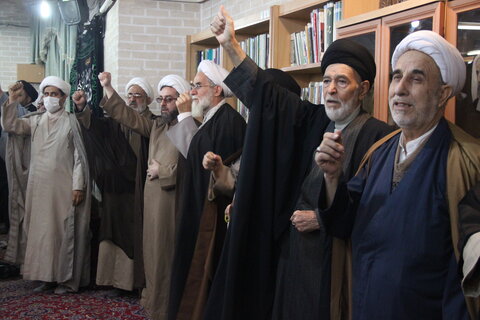 تصاویر/ تجمع طلاب و روحانیون حوزه علمیه استان قزوین در محکومیت اهانت نشریه فرانسوی به ساحت مقدس مرجعیت و ولایت