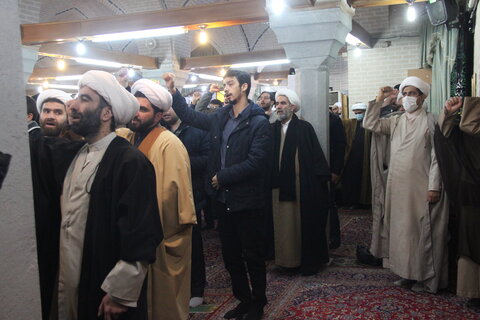 تصاویر/ تجمع طلاب و روحانیون حوزه علمیه استان قزوین در محکومیت اهانت نشریه فرانسوی به ساحت مقدس مرجعیت و ولایت