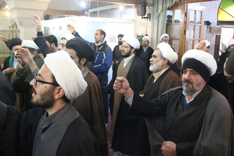 تصاویر/ تجمع طلاب و روحانیون حوزه علمیه استان قزوین در محکومیت اهانت نشریه فرانسوی به ساحت مقدس مرجعیت و ولایت