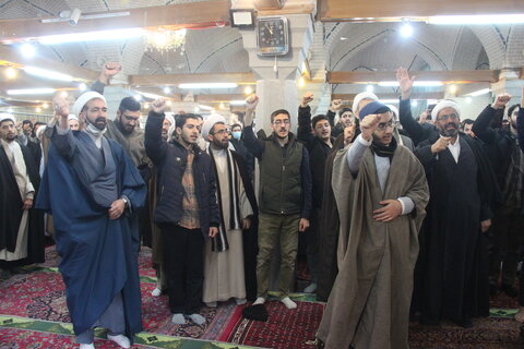 تصاویر/ تجمع طلاب و روحانیون حوزه علمیه استان قزوین در محکومیت اهانت نشریه فرانسوی به ساحت مقدس مرجعیت و ولایت