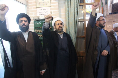 تصاویر/ تجمع طلاب و روحانیون حوزه علمیه استان قزوین در محکومیت اهانت نشریه فرانسوی به ساحت مقدس مرجعیت و ولایت