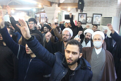 تصاویر/ تجمع طلاب و روحانیون حوزه علمیه استان قزوین در محکومیت اهانت نشریه فرانسوی به ساحت مقدس مرجعیت و ولایت
