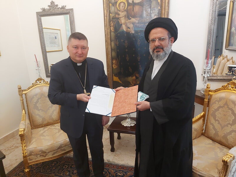 ابلاغ پیام تبریک مدیر حوزه های علمیه به سفیر واتیکان در ایران + عکس