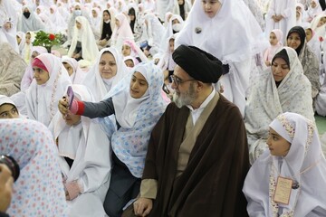 تصاویر/ جشن شکوفایی (تکلیف) پنج هزار نفری دانش آموزان دختر تبریز