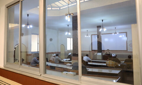 تصاویر/ "یک روز با آقای امام جمعه" - بخش اول/  حضور در مدرسه علوم دینی امام خمینی(ره) و تدریس سطوح عالی