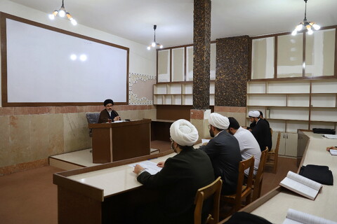 تصاویر/ "یک روز با آقای امام جمعه" - بخش اول/  حضور در مدرسه علوم دینی امام خمینی(ره) و تدریس سطوح عالی