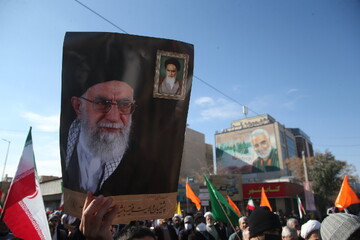 تصاویر/ راهپیمایی مردم قم در محکومیت اقدام نشریه فرانسوی