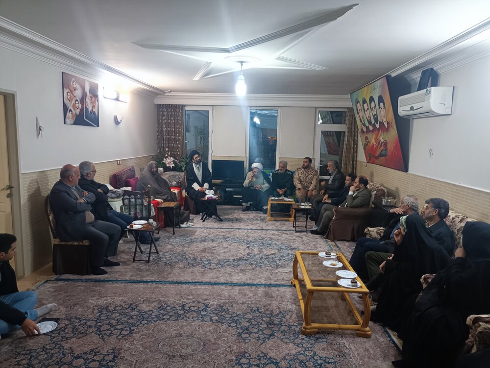 امام جمعه کاشان به دیدار مادر شهیدان بارفروش رفت +عکس