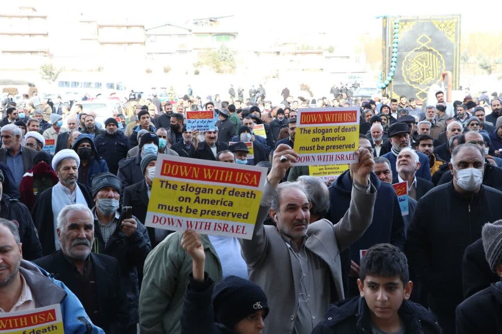 تصاویر/ فرانسیسی میگزین کی مذمت میں شہر بروجرد میں زبردست احتجاج