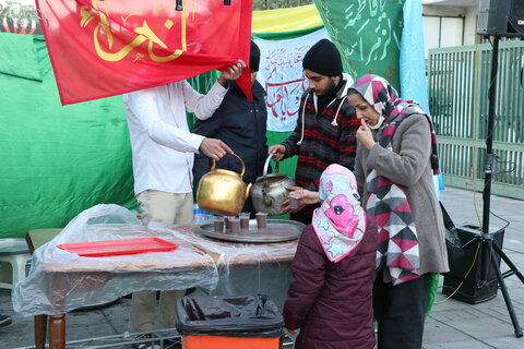 تصاویر/ ایستگاه صلواتی طلاب مدرسه شهید صدوقی واحد در روز ولادت حضرت زهرا(س)