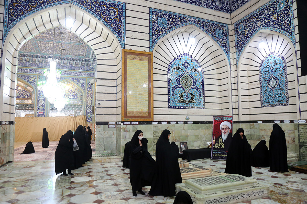 تصاویر/ حضور بانوان بر سر قبور علمای مدفون در رواق بالاسر حرم حضرت معصومه(س)