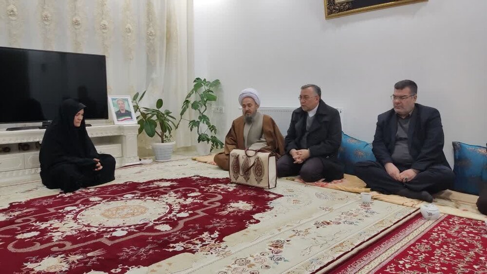 دیدار امام جمعه شاهین دژ با مادر شهید مدافع امنیت + عکس